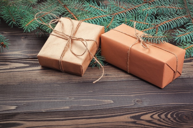 크리스마스 선물 상자와 나무 테이블에 전나무 나무 가지.