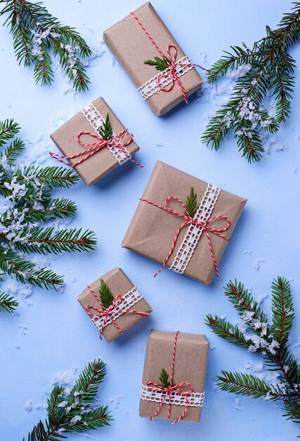 Рождественские подарочные коробки в крафт-бумаги.