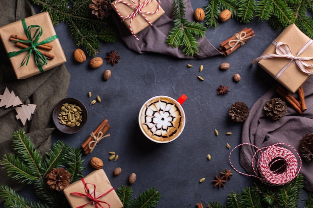 Рождественские подарочные коробки и чашка кофе капучино