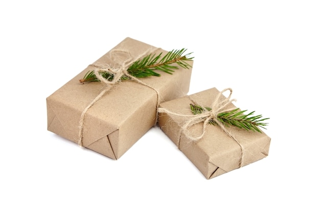 Рождественские подарочные коробки, украшенные еловой веткой
