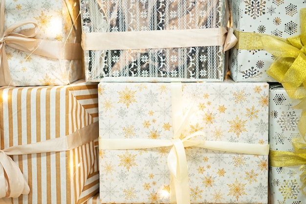 Foto scatole regalo di natale buon natale e felice anno nuovo concept