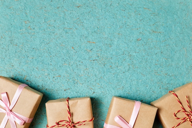 Фото Рождественские подарочные коробки на синем фоне дизайн бумаги