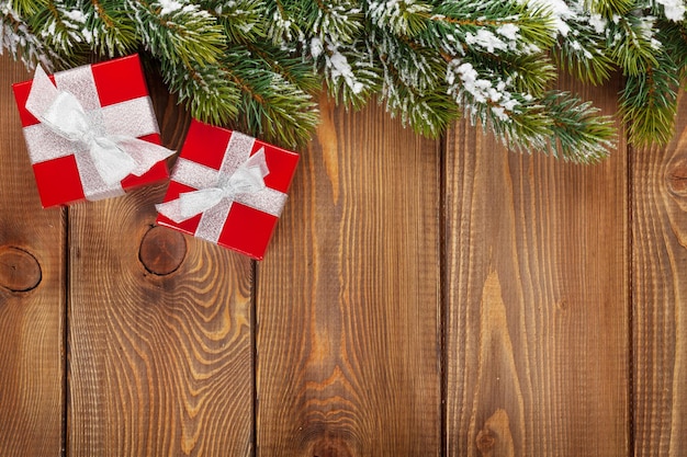 크리스마스 선물 상자와 눈 전나무