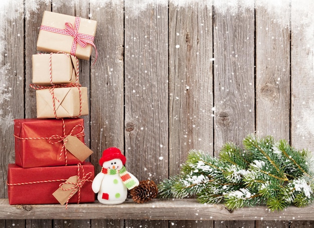 Рождественские подарочные коробки и игрушка снеговика