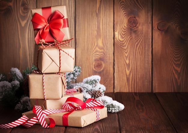 크리스마스 선물 상자와 나뭇가지