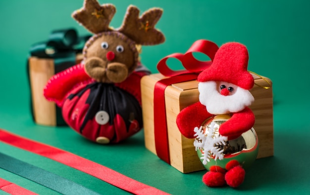 рождественские подарочные коробки и различные фоны из дерева с рождественскими и новогодними мотивами