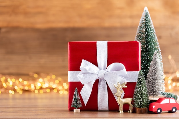 Scatole regalo di natale con nastri e albero su sfondo bokeh di fondo.