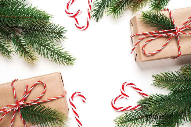 クリスマスプレゼント、モミの木の枝と白い表面のクリスマス飾り