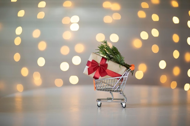 Фото Рождественский подарок в мини-тележке супермаркета