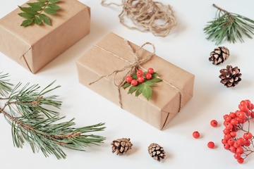 https://img.freepik.com/premium-photo/christmas-gift-packed-kraft-paper-decorated-with-bunch-mountain-ash_76158-329.jpg?w=360