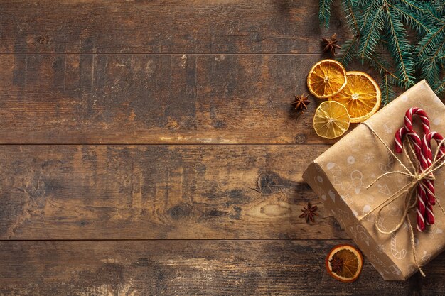 Regalo di natale con decorazioni su un tavolo di legno