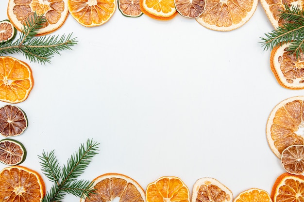 Рождественский подарок с сушеным апельсином на белом