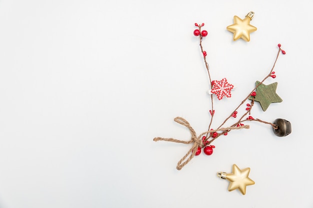 Foto regalo di natale con fiocco di palline oro e rosso isolato su bianco