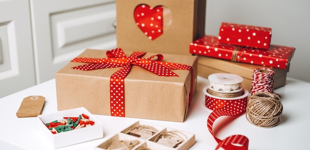 クリスマス ギフト ラップ ボックスと赤茶色のクリスマス ギフト ボックス クラフト紙ショッピング バッグとリボンを供給します。