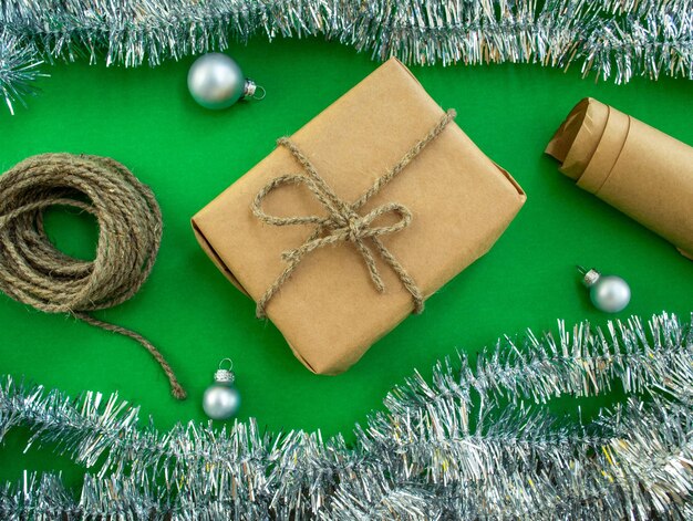 사진 크리스마스 선물 포장 공예 종이 끈 종이 반짝이와 크리스마스 공으로 만든 선물
