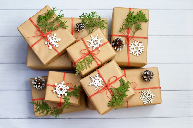 Коробка рождественских подарков и украшения на белом
