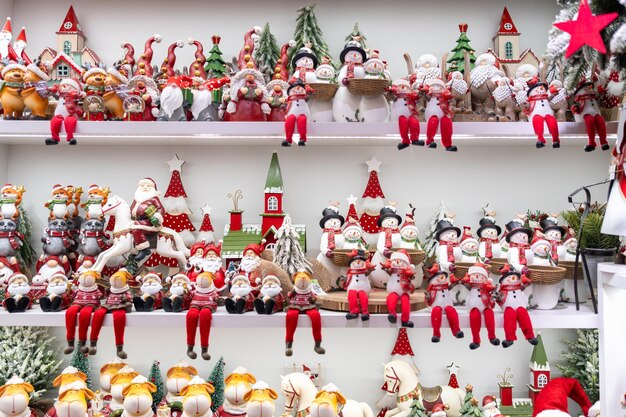 クリスマス の 贈り物 と 装飾 が 店 の 棚 に 展示 さ れ て いる