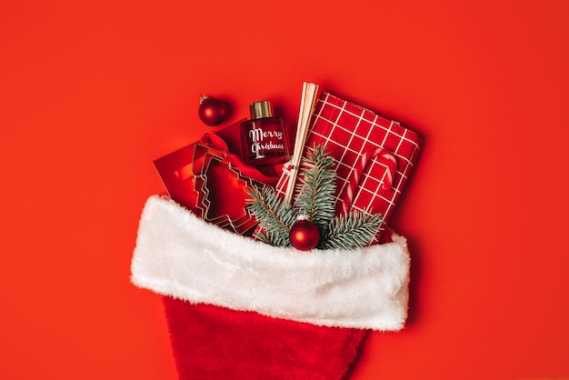 Идеи рождественских подарков для семьи, друзей, коллег, соседей, шапка санта-клауса с подарочным посохом на красном
