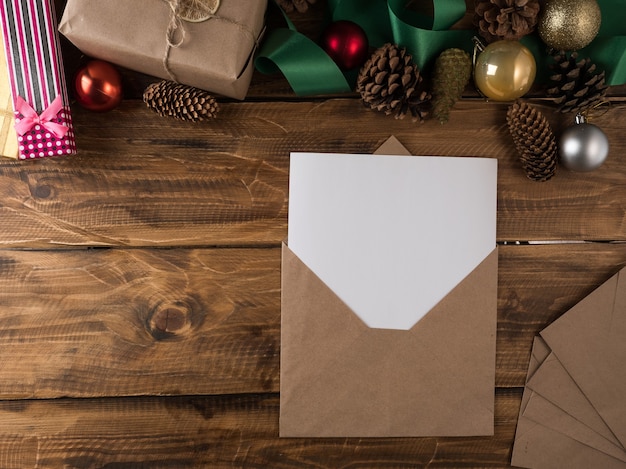 テーブルの上のクリスマスプレゼントと手紙。上面図、コピースペース。