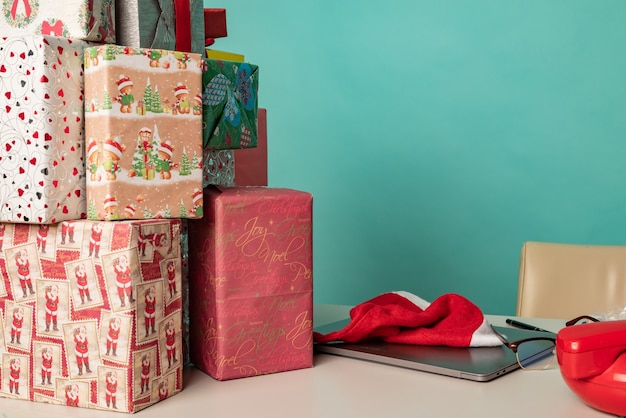 Photo christmas gifts lie on the table in modern santa's office