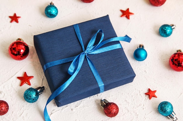 男性のためのクリスマス ギフト ダーク ブルー ギフト ボックス クリスマスの背景にギフト ダーク ブルー ラッピング クリスマス プレゼント新年あけましておめでとうございますモックアップ
