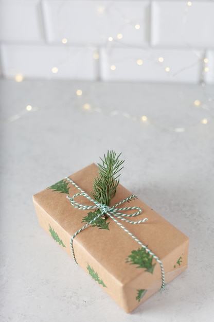 Фото Рождественские подарки минималистичная упаковка с еловыми ветками на белом фоне, концепция зимних праздников