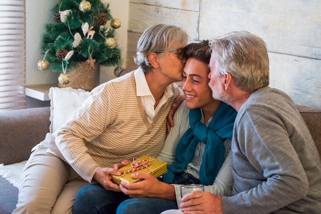 부모와 할아버지, 어린 아들 또는 손자와 함께 집에서 크리스마스 선물 순간
