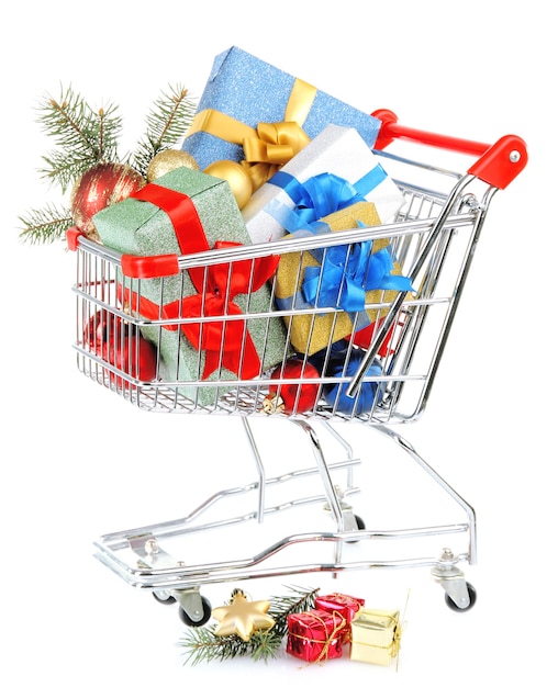 Рождественские подарки и покупки в тележке, изолированные на белом фоне