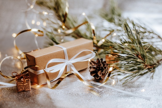 Рождественские подарки с шишками и еловыми ветками в новогодней атмосфере