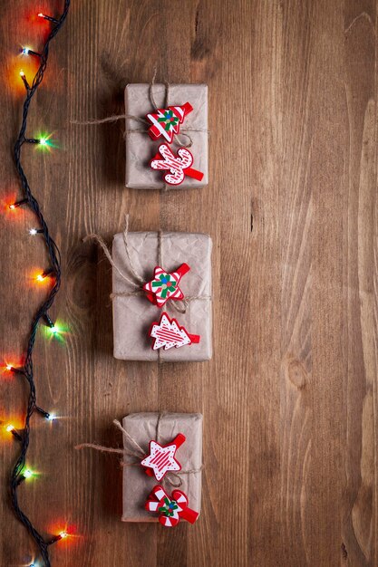 Photo christmas gifts on wooden background in vintage style