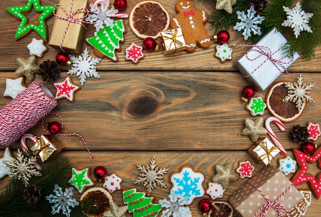 クリスマスジンジャーと蜂蜜のカラフルなクッキー