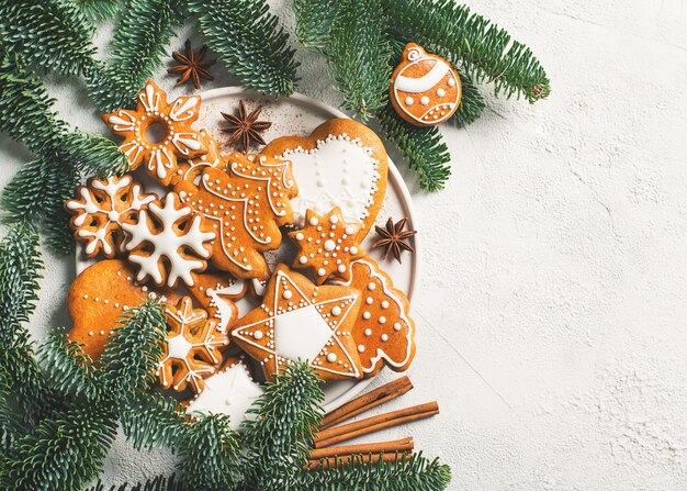Рождественские пряники фон печенье с елью, сосной, на белой текстуре с новым годом праздник концепции, копией пространства