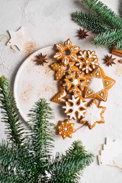 Рождественские пряники фон печенье с елью, сосной, на белой текстуре с новым годом праздник концепции, вертикальный