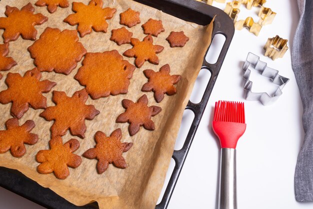 Biscotti di panpepato di natale sulla teglia, pan