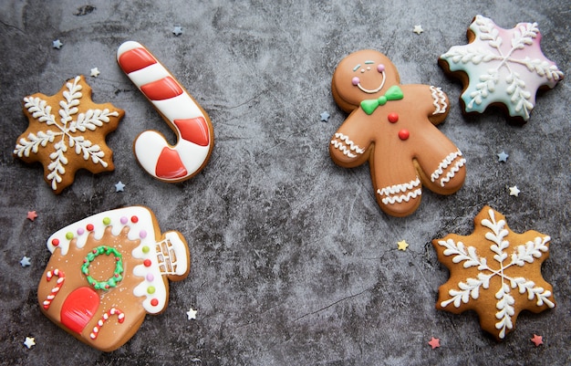 Biscotti di panpepato di natale su uno sfondo di cemento nero. pan di zenzero di natale delizioso fatto in casa