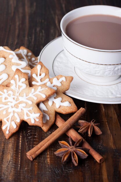 白いカップにクリスマスのジンジャーブレッド クッキーとココア