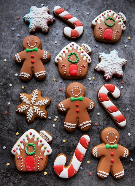 Biscotti di panpepato di natale su uno sfondo scuro. pan di zenzero di natale delizioso fatto in casa