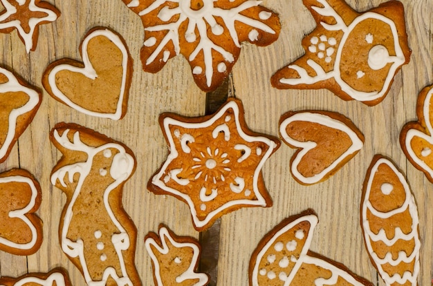 Photo christmas gingerbread cookies decorated icing. christmas  gingerbread cookies on wooden table