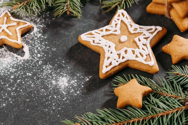 アイシングコピースペースで飾るためのクリスマスジンジャーブレッドクッキー