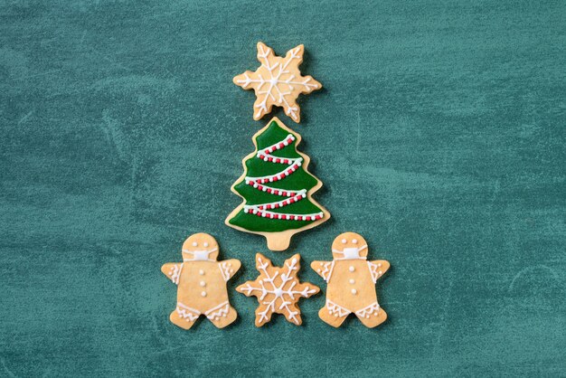 Photo christmas gingerbread cookies on the green table