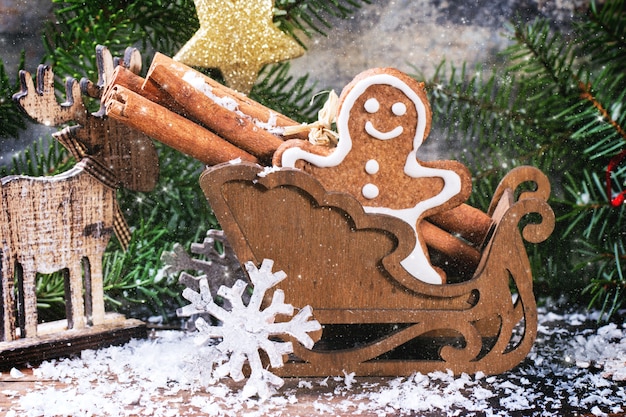 Photo christmas gingerbread man in sled