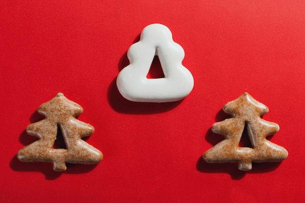 Foto pan di zenzero di natale a forma di un albero di natale su un rosso, copyspace.