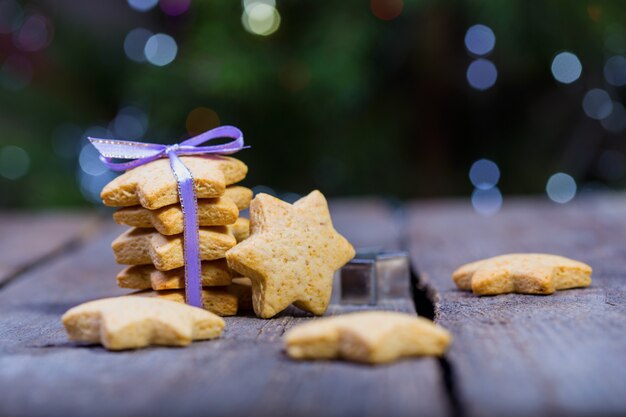 木製の背景でクリスマスジンジャーブレッド