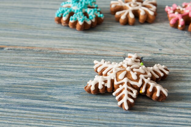 Photo christmas gingerbread on a wooden table