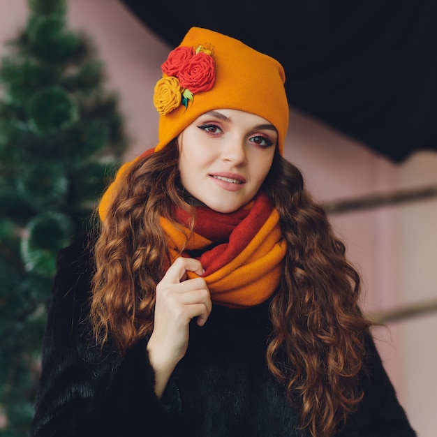 사진 회색에 고립 니트 따뜻한 모자와 장갑을 착용하는 크리스마스 소녀
