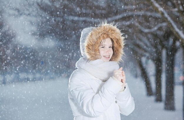 Photo christmas girl winter woman blowing snow 249