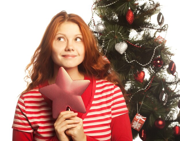 Ragazza di natale con la stella dell'albero