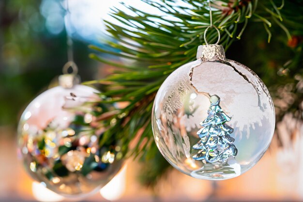 Рождественская стеклянная сфера с фигурой рождественской елки