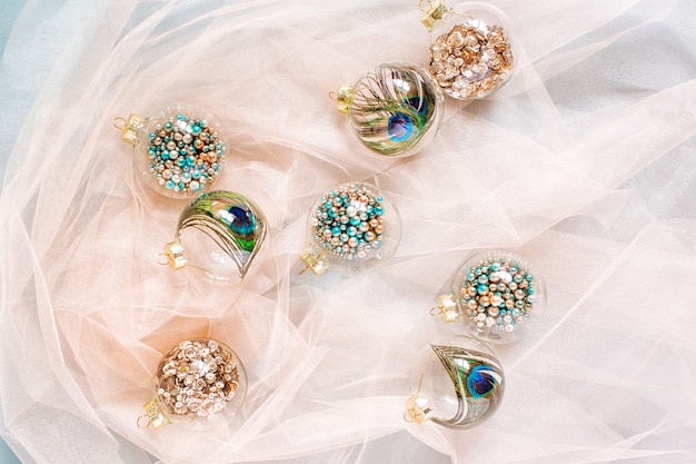 カラフルな輝きの紙吹雪と装飾が施されたクリスマスガラスの透明なボール。クリスマスのコンセプト