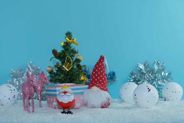 Gnomi di natale con doni intorno all'albero di natale. borsa magica. pineta. buon natale. buon anno